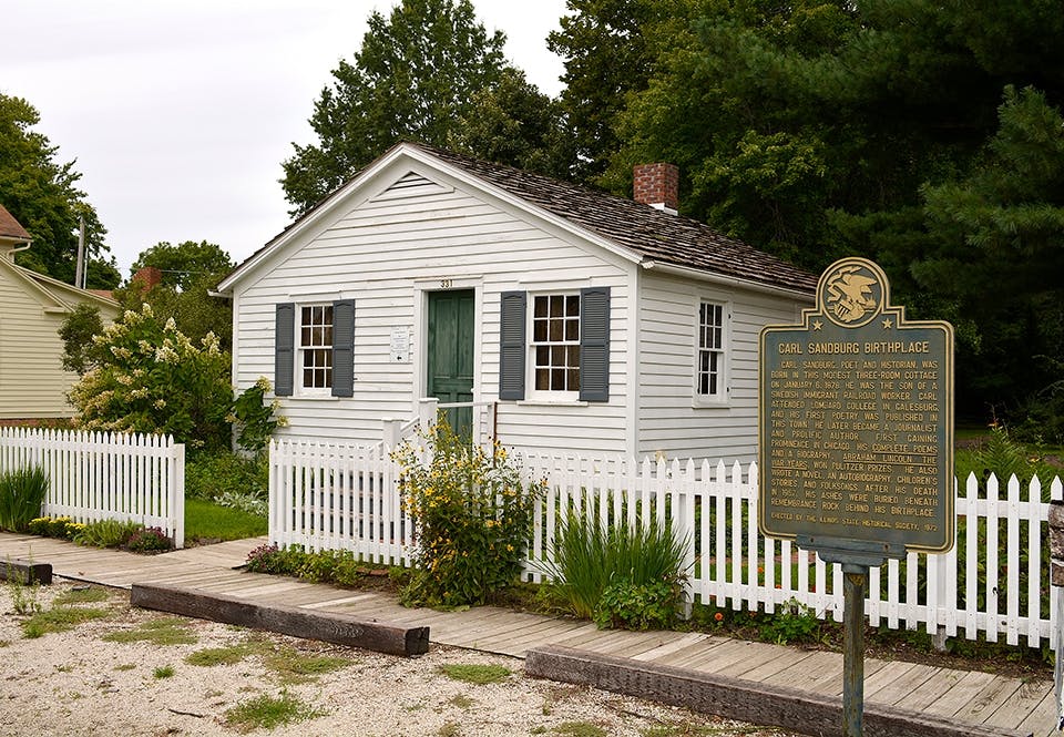 Huset i Galesburg i Illinois där Carl Sandburg föddes. Huset i Galesburg i Illinois där Carl Sandburg föddes.